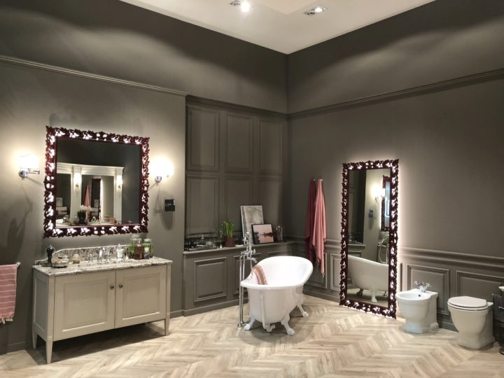 Bathroom-with-floor-mirror-and-toilet