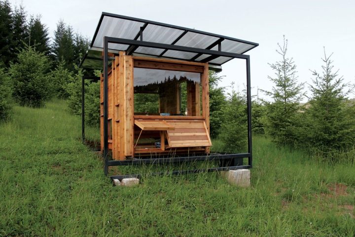 Modern-Off-the-Grid-Retreat-Into-the-forest