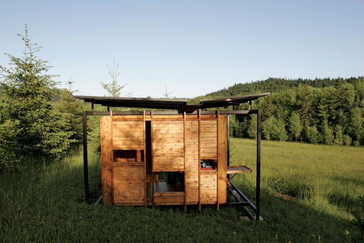 Modern-Off-the-Grid-Retreat-Wood-Facade