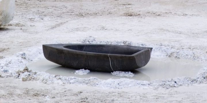 Sculptural-gesture-bathtub-antoniolupi