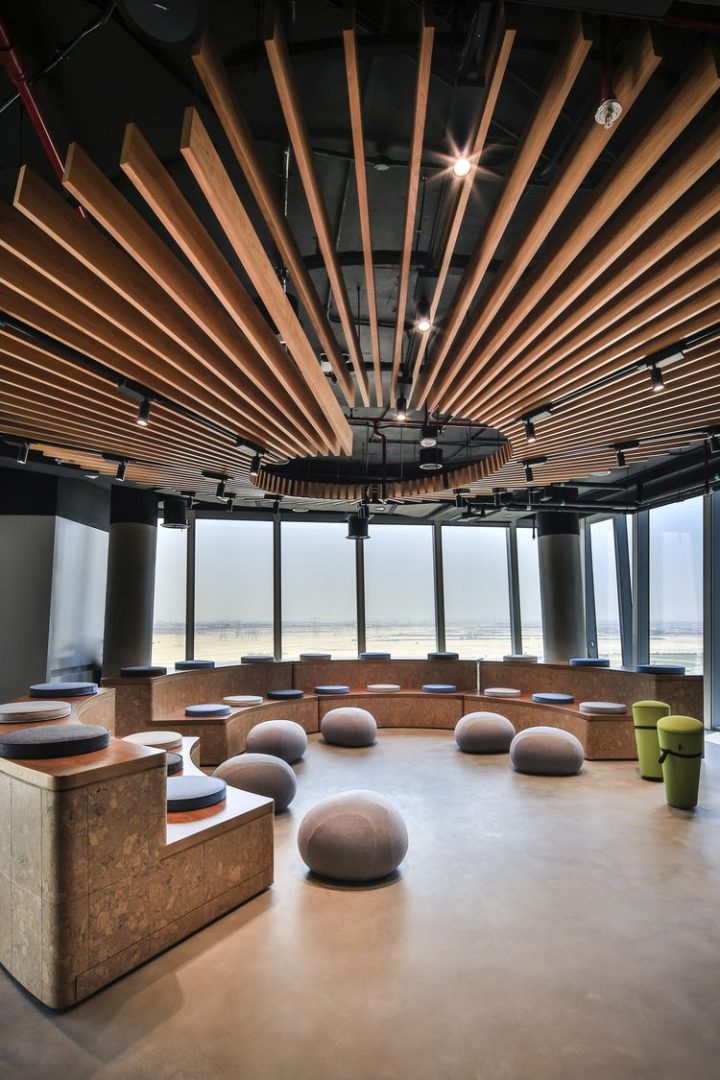 Smart-Dubai-Offices-Design–-Dubai-seating-area