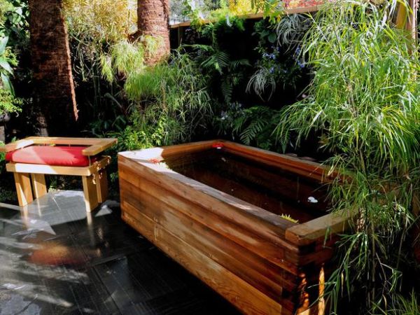 rustic-wooden-outdoor-bathtub