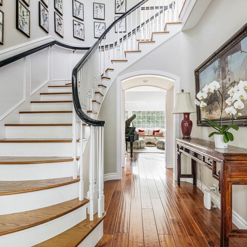 12 Finest Staircase Adorning Concepts for a Styled Look